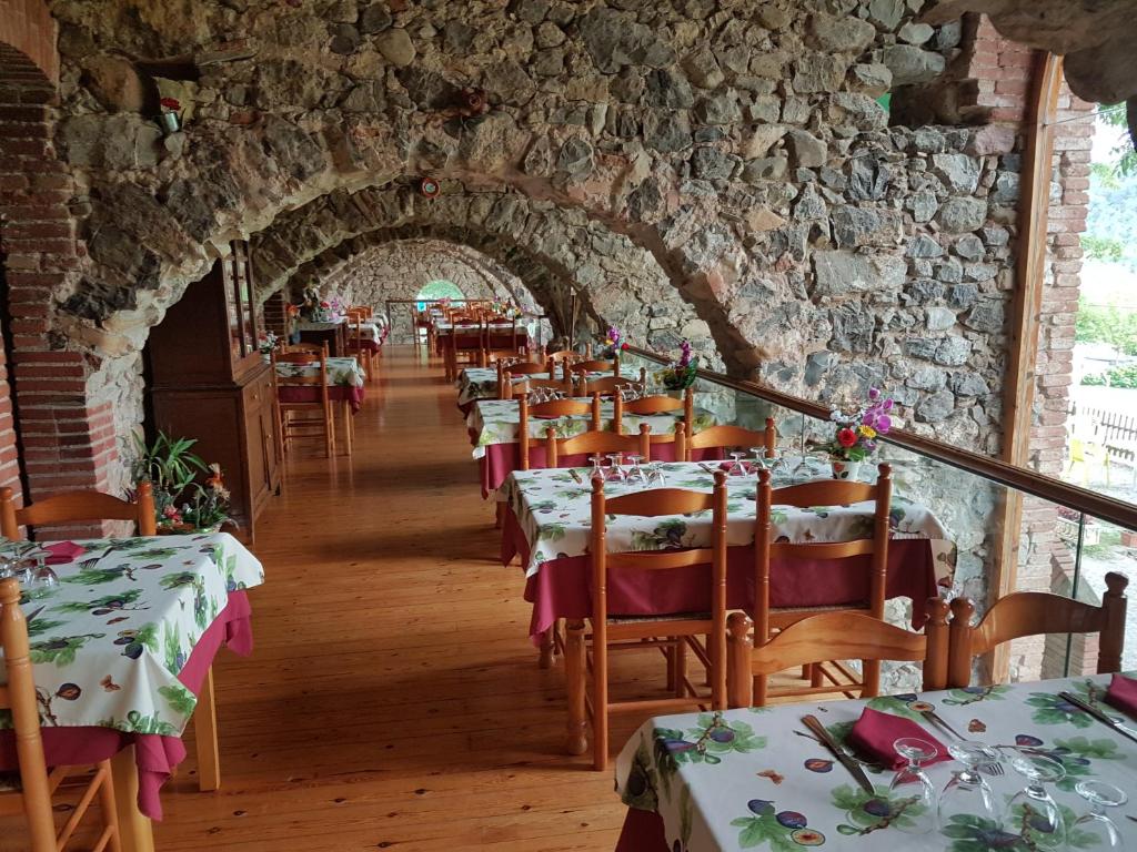 Un restaurante o sitio para comer en Hotel rural La soleia d'Oix