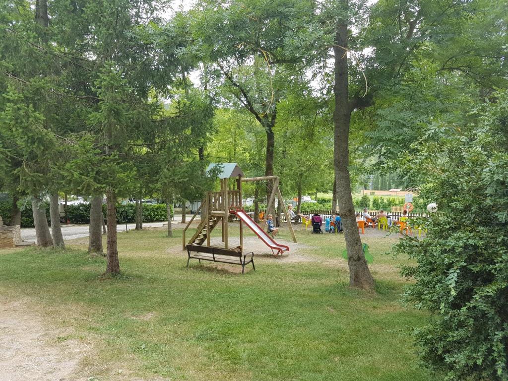 Zona de juegos infantil en Hotel rural La soleia d'Oix