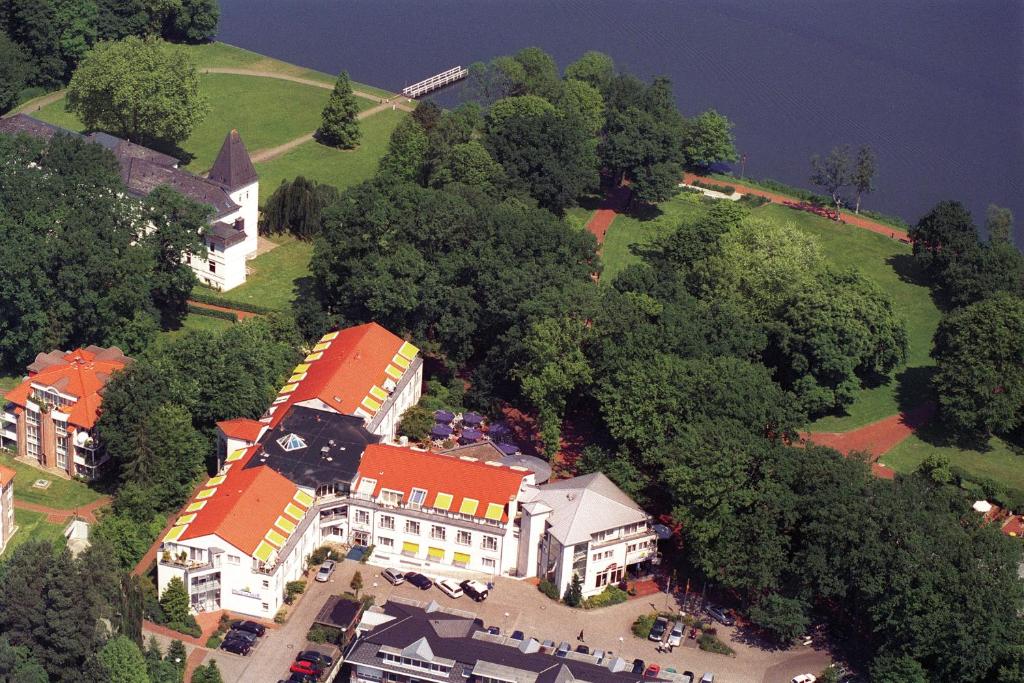 an aerial view of a large house with trees at HansenS Haus am Meer in Bad Zwischenahn