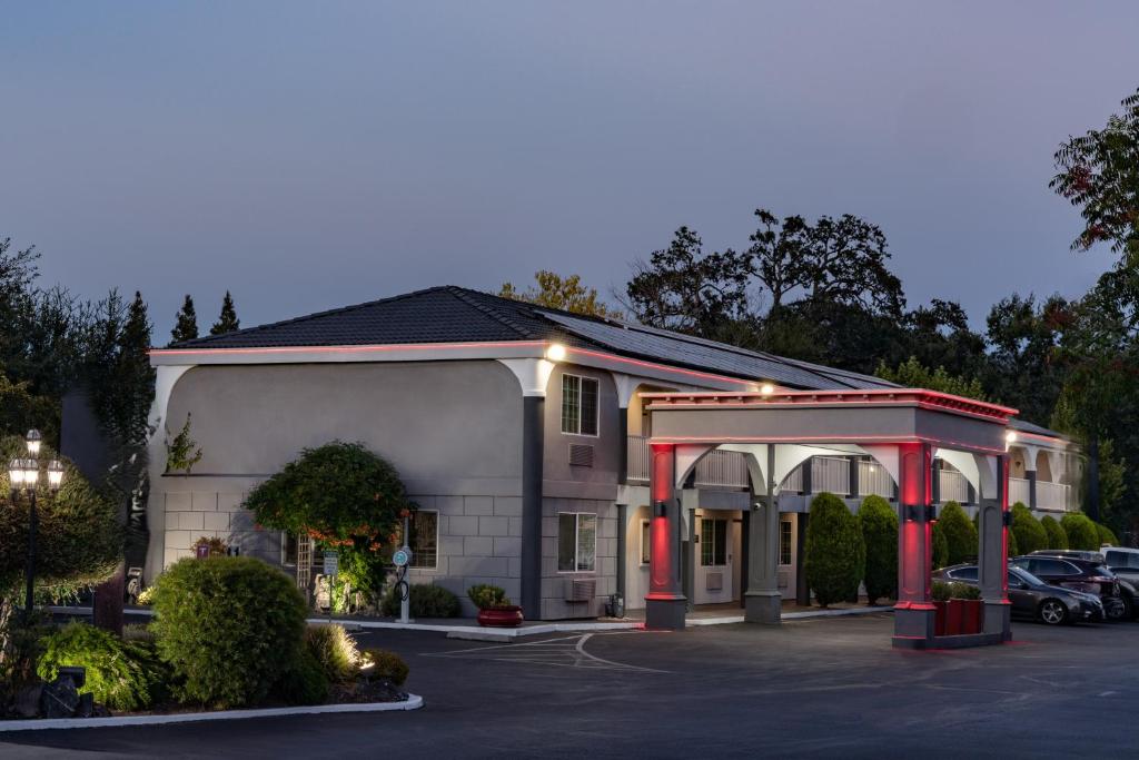 The Orchard Hotel Ukiah Wine Country Free Breakfast, Pool, & Hot Tub photo
