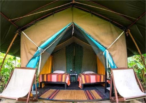 アルガムベイにあるAdventure Stay Srilankaのテント ベッド2台&椅子2脚付