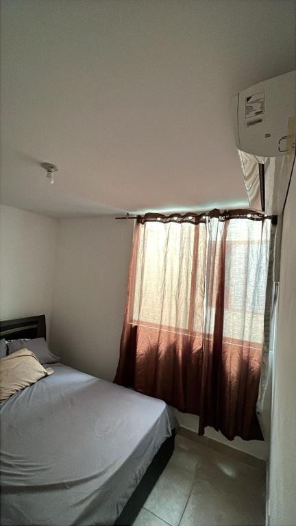 a bedroom with a bed and a window at Habitación en Ph Mistyc Towers in Panama City