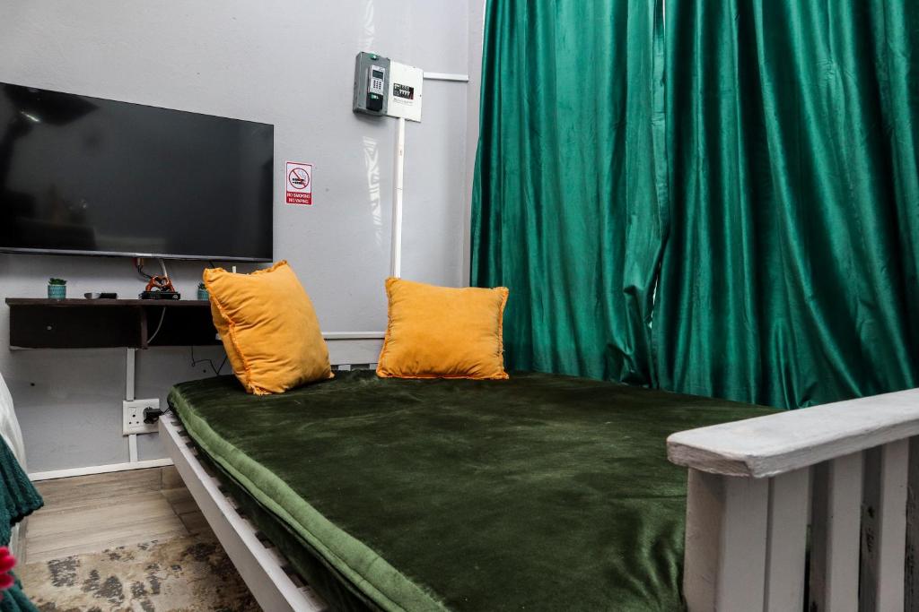 TV a/nebo společenská místnost v ubytování Emerald Green Family Haven!