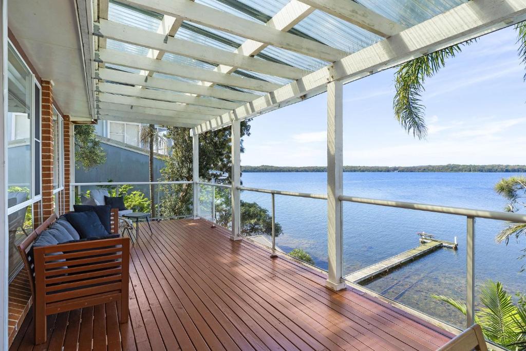 Imagen de la galería de Waterfront Vista Escape with Games Room Jetty Access & Expansive Views, en Summerland Point