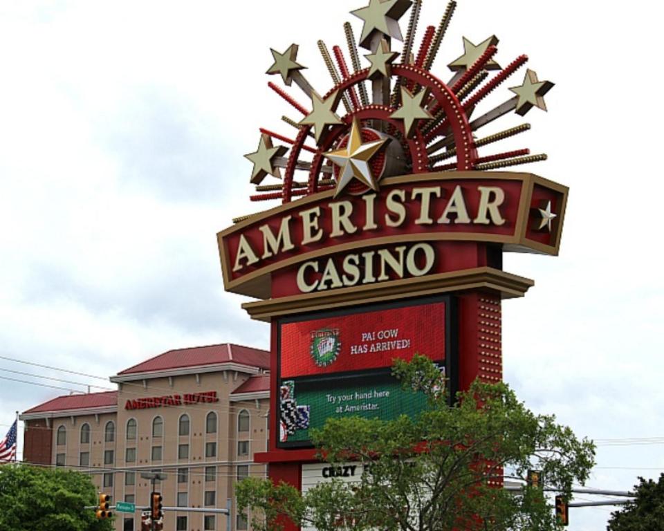 una señal para un casino americano frente a un edificio en Ameristar Casino Hotel Vicksburg, Ms., en Vicksburg