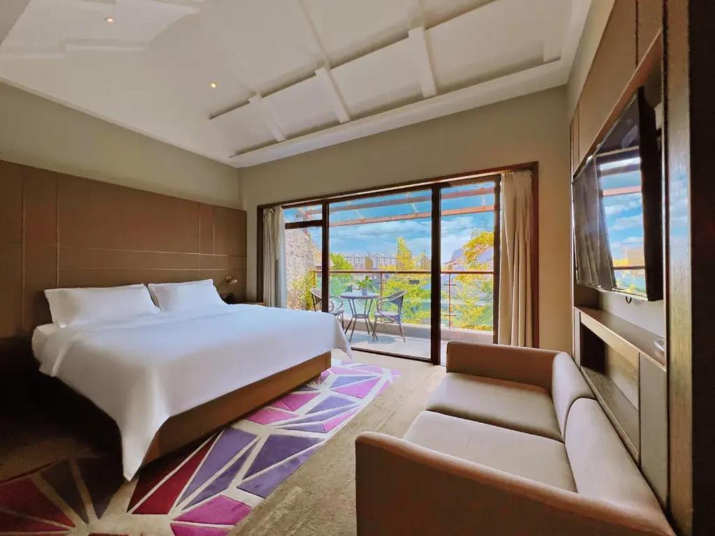 Ένα ή περισσότερα κρεβάτια σε δωμάτιο στο Floral Shefu Inn Rizhao Wanpingkou Dongyi Town Branch