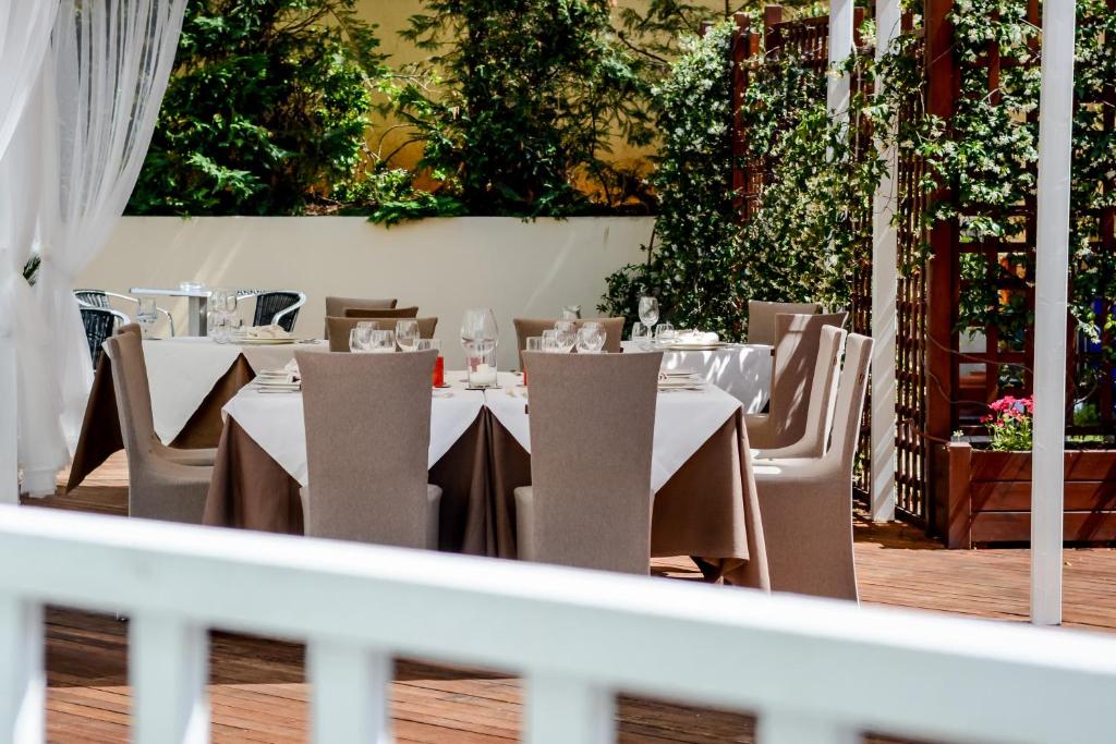 Reštaurácia alebo iné gastronomické zariadenie v ubytovaní Hotel Concorde