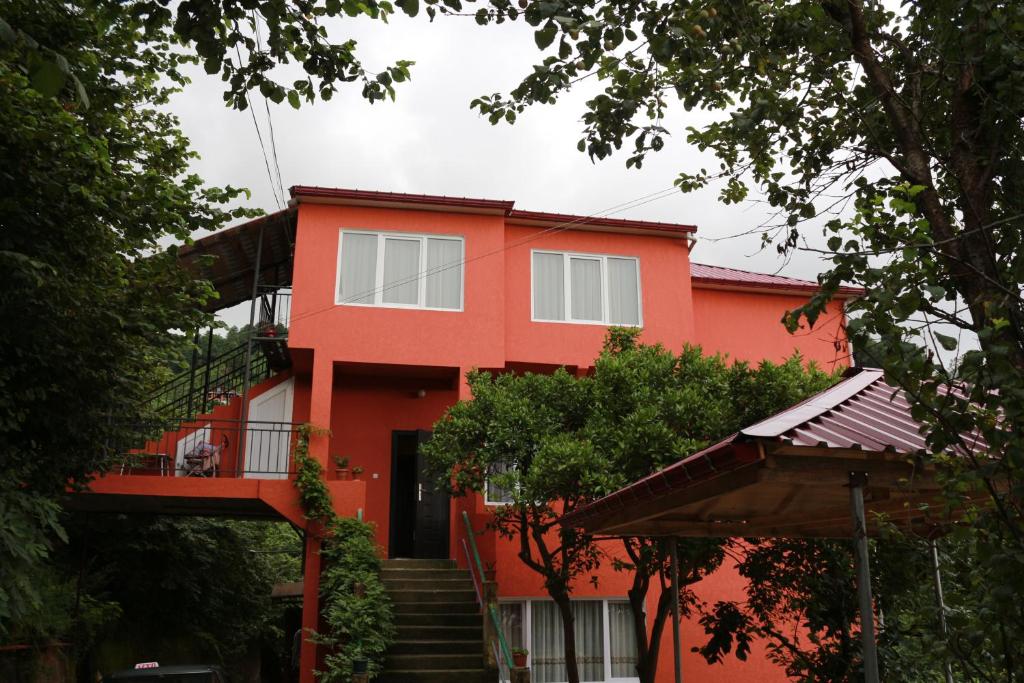 una casa roja con escaleras delante en Konstantin House, en Sarpi