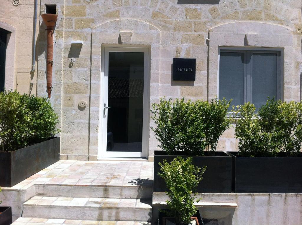 een gebouw met een witte deur en een aantal planten bij Lamia Room Rentals in Matera