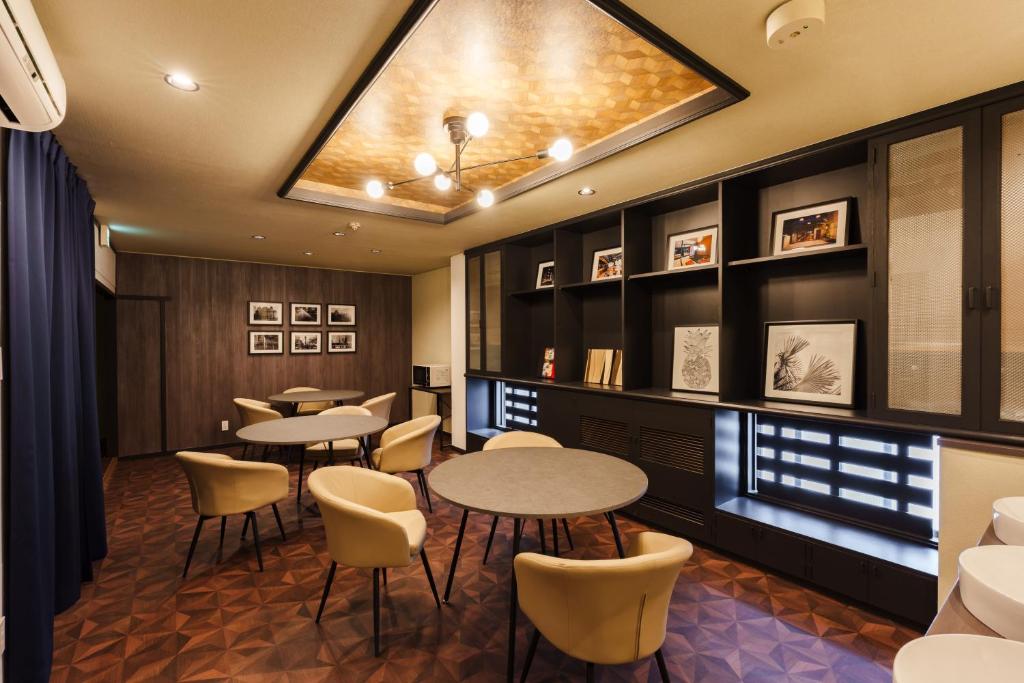 Un restaurante con mesas y sillas en una habitación. en YAMATO by DOYANEN, en Osaka