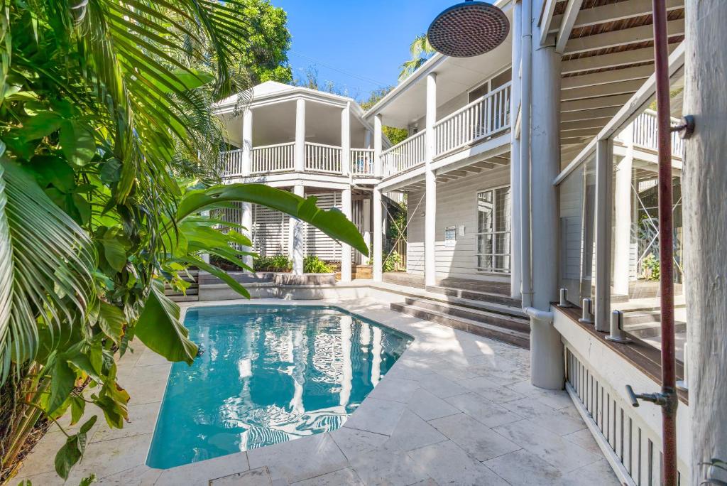 ヌーサヘッズにあるTropical Family Hideaway, Noosa Headsの中庭のスイミングプール