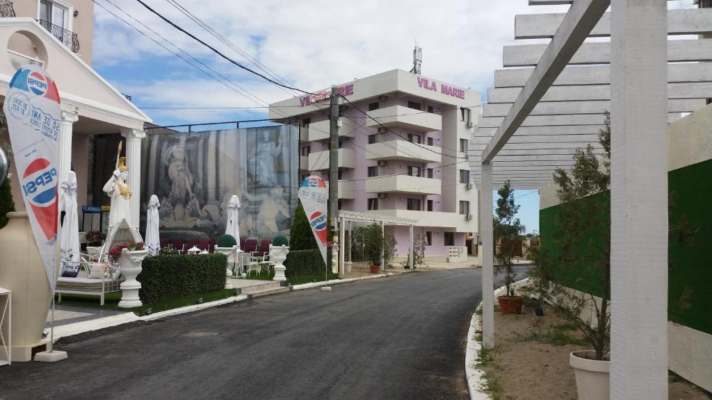 an empty street in front of a building at Apartament la mare Mamaia Nord in Mamaia Nord