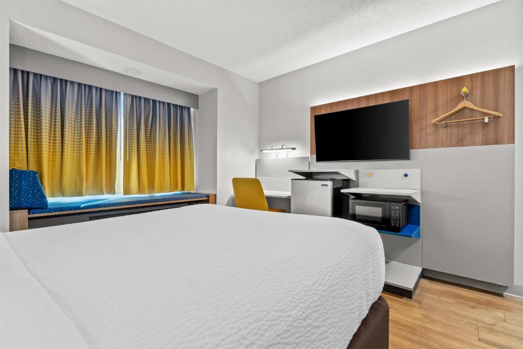 Microtel Inn and Suites - Salisbury - Queen Room - Non-Smoking