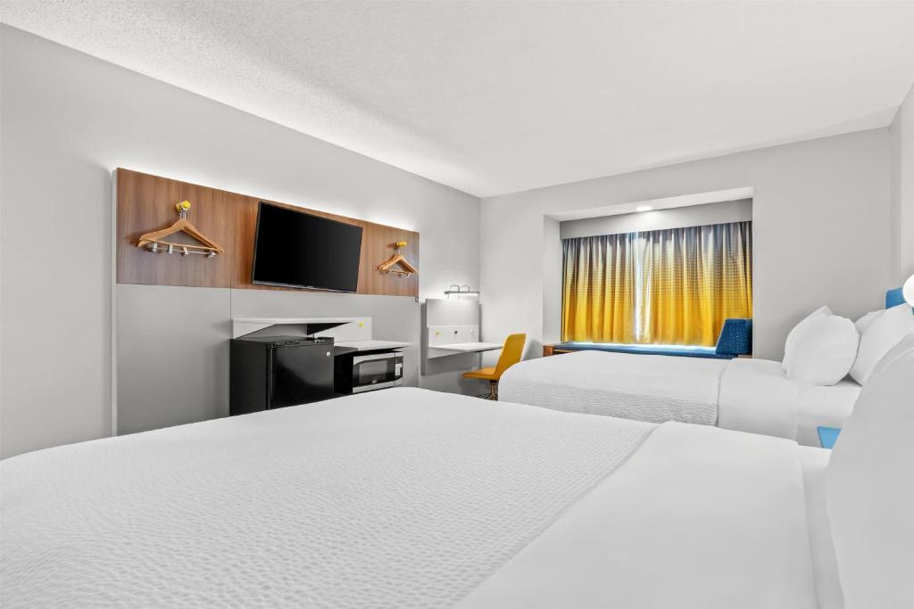 Microtel Inn and Suites - Salisbury - Queen Room With Two Queen Beds - Non-Smoking