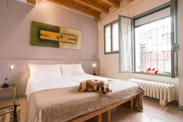 ヴェネツィアにあるNO San Marco Residenza Quaggio Apartmentsのベッドルーム1室(毛布付きの大型ベッド1台付)