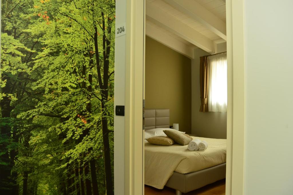 een slaapkamer met een bed en een raam bij Locanda Blum In in Rovetta