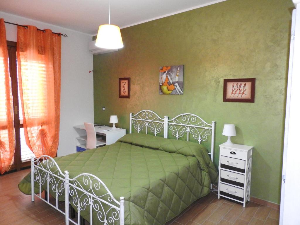 レヴェラーノにあるB&B la Coccinellaのベッドルーム1室(緑色のベッドカバー付)