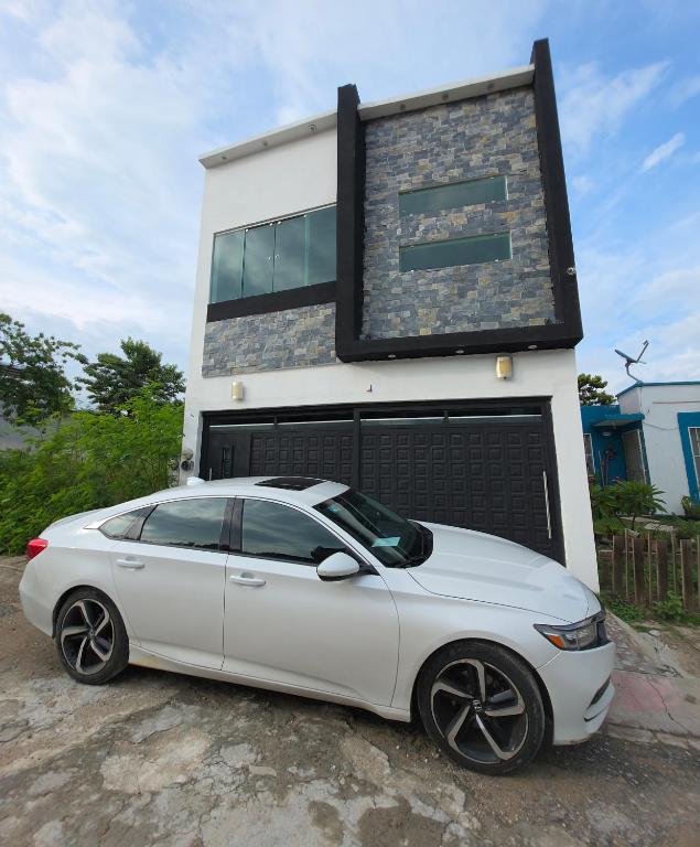 a white car parked in front of a building at Casa, Habitación, Alojamiento, Estancia- in Chiapa de Corzo