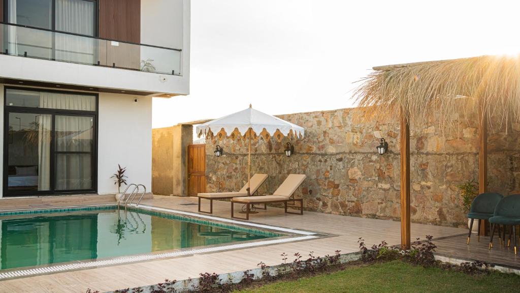 Πισίνα στο ή κοντά στο 8 BHK Farm in Kukas Jaipur