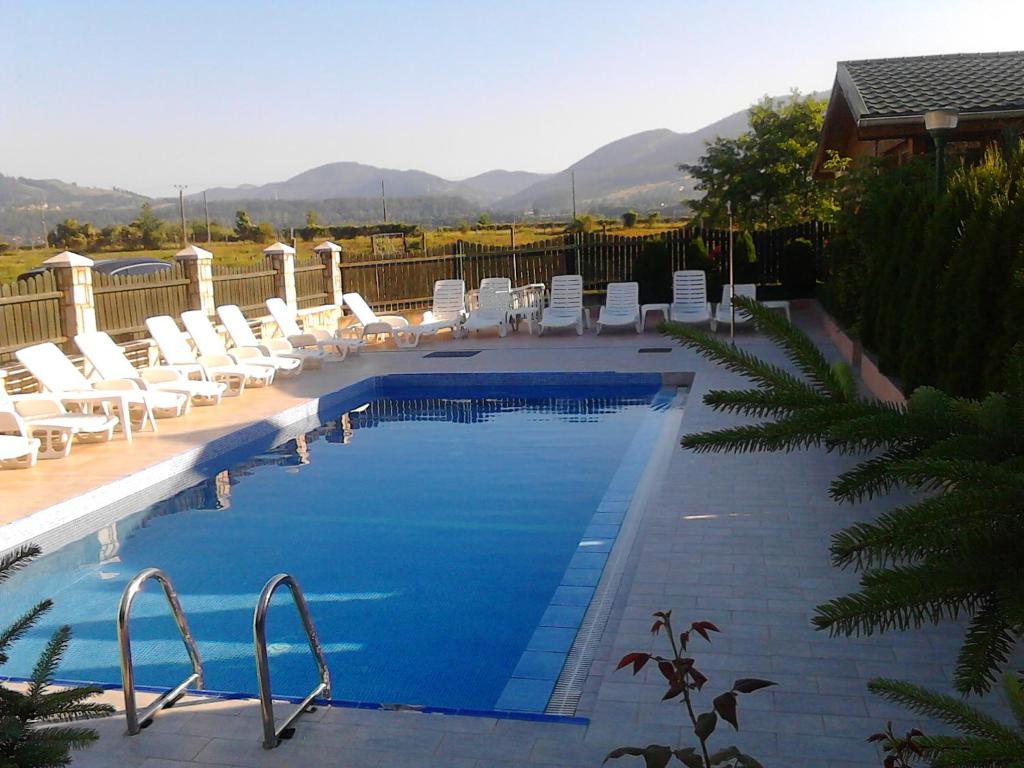Piscina di Pensiunea Lory o nelle vicinanze