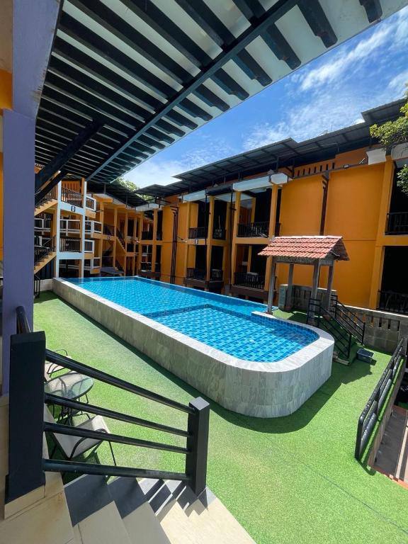 ein großer Pool in der Mitte eines Gebäudes in der Unterkunft Sha-Rilla Perhentian Resort in Kampong Pasir Panjang