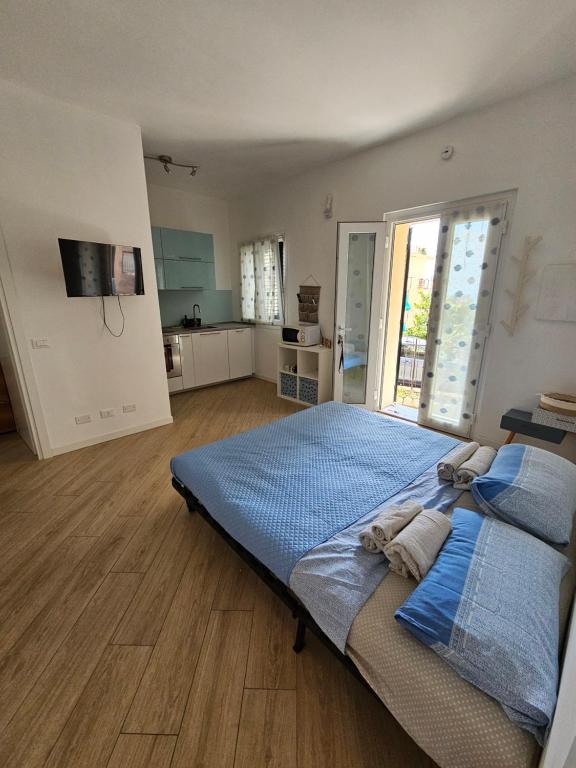 Un pat sau paturi într-o cameră la Villetta Grignetta Relax Giardino e Jacuzzi