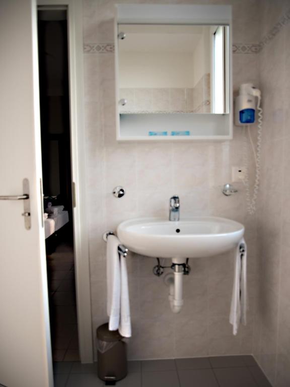 un bagno con lavandino e specchio di Locanda Del Conventino a Lugano