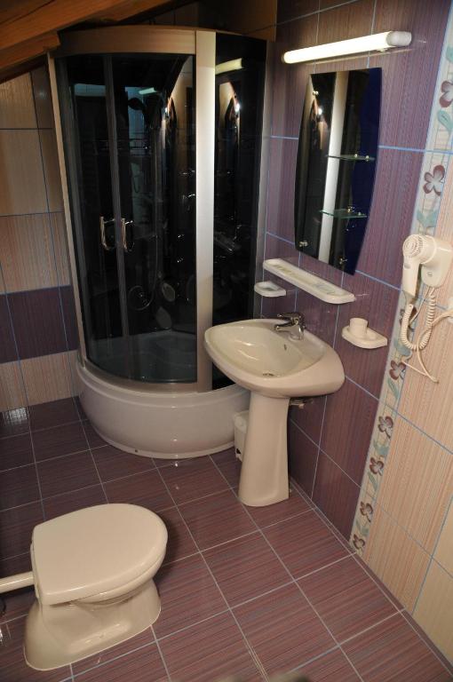 un bagno con un water e un lavandino di Pensiunea Lory a Piatra Neamţ