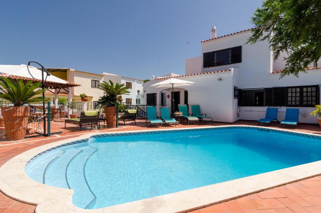 Spacious Villa for 10 with Private Pool near Albufeira