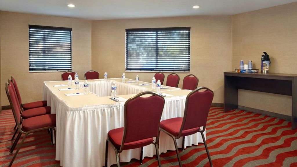 Holiday Inn Express & Suites Naples Downtown - 5th Avenue by IHG photo