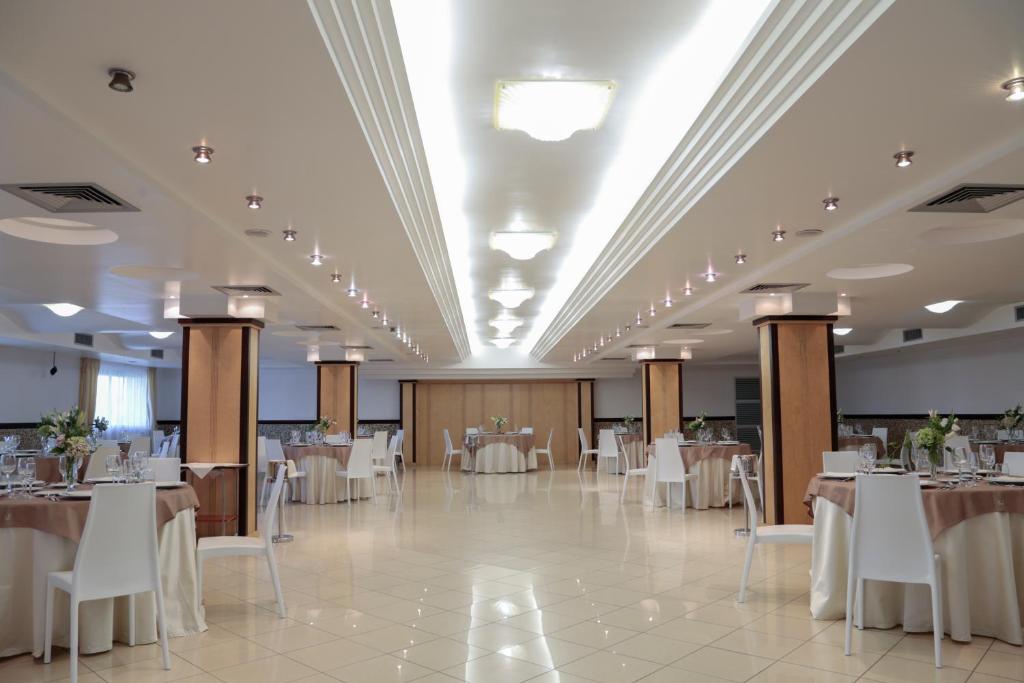 Perla Hotel e Garden - Free Parking and Pool - Open area with Beautiful view of the Landscape