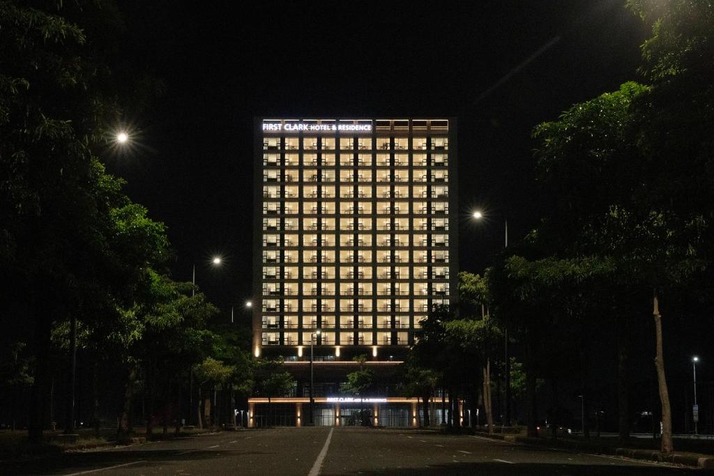 PampangThe First Clark Hotel and Residence的夜晚灯火通明的高楼