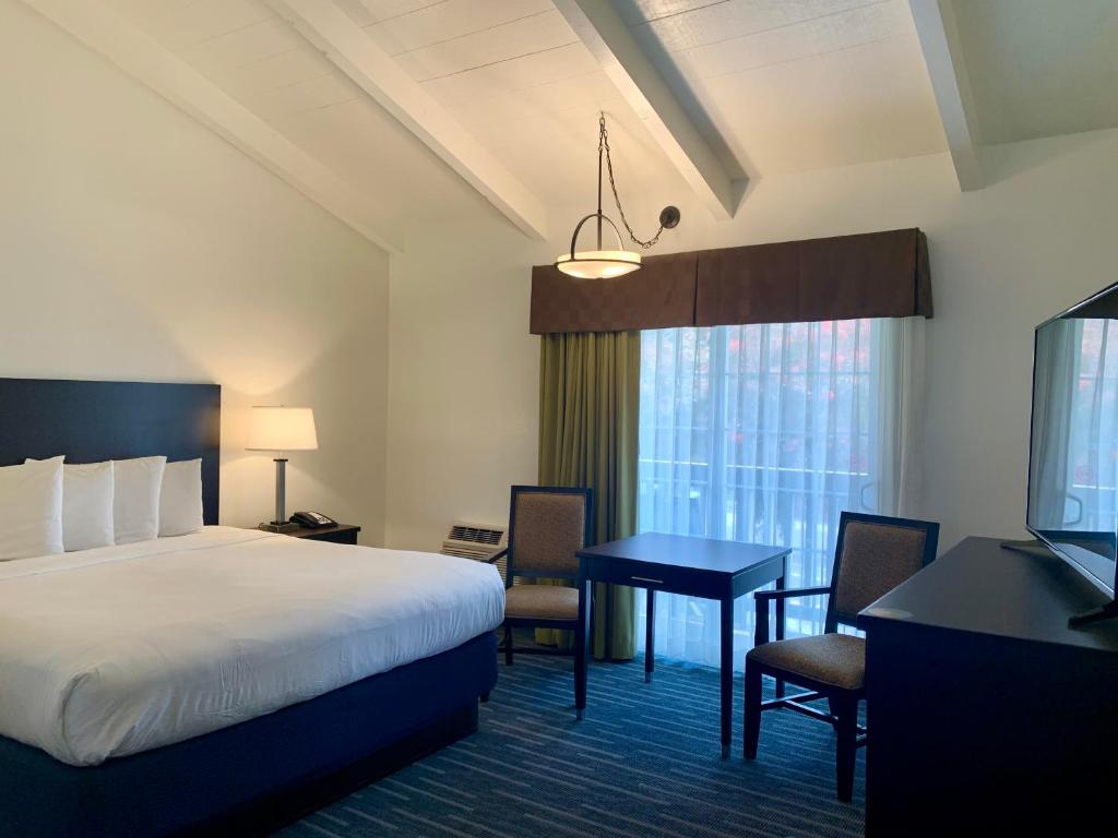 Ένα ή περισσότερα κρεβάτια σε δωμάτιο στο Avalon Inn Downtown Morro Bay