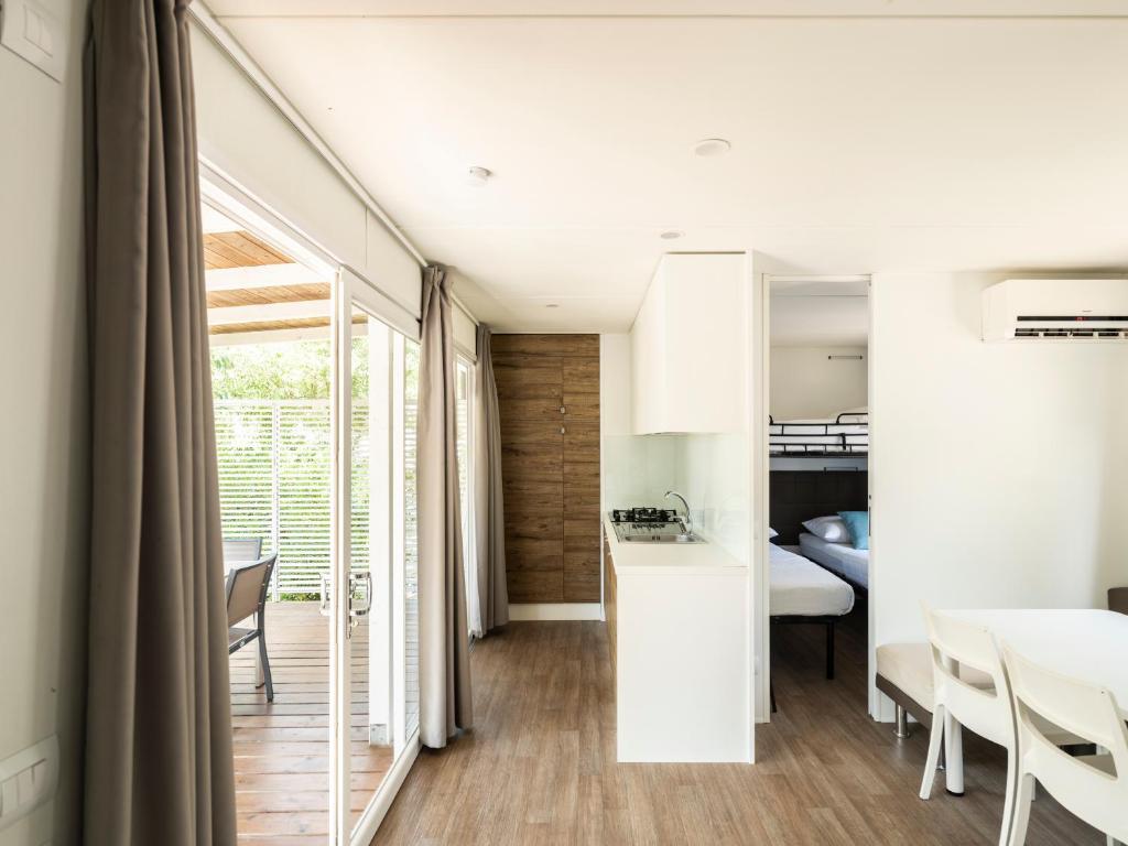 Кухня або міні-кухня у Zaton Holiday Resort Camping Homes