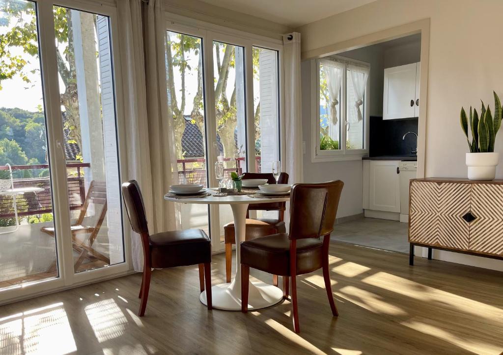 ラマルー・レ・バンにあるLe Coeur de Lamalouのテーブルと椅子のあるキッチンとダイニングルーム