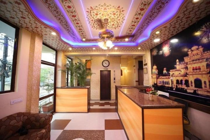 斋浦尔Joey's Hostel的大堂设有酒吧和天花板上的闹钟