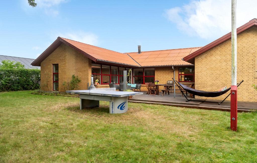una casa con una mesa de ping pong y una hamaca en 3 Bedroom Cozy Home In Billund, en Billund