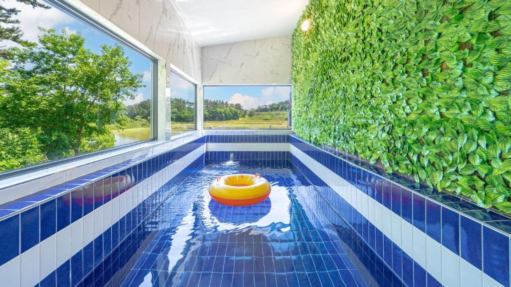 Swimmingpoolen hos eller tæt på Taean Yoyo Kids Poolvilla