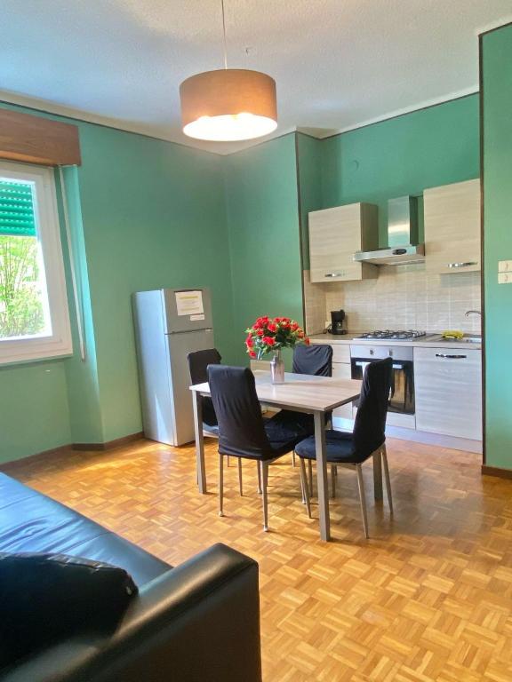 Η κουζίνα ή μικρή κουζίνα στο Green House - Manerbio