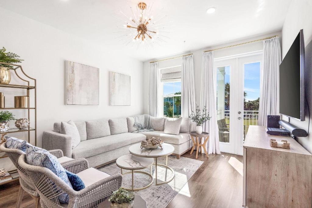 TV a/nebo společenská místnost v ubytování Designer Gulf Place Condo