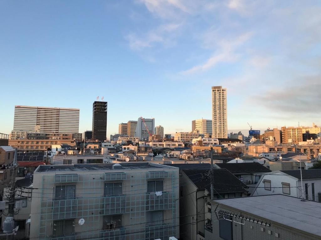 東京にあるBusiness Hotel Crescent - Vacation STAY 49950vの高層ビルが立ち並ぶ街のスカイラインの眺め