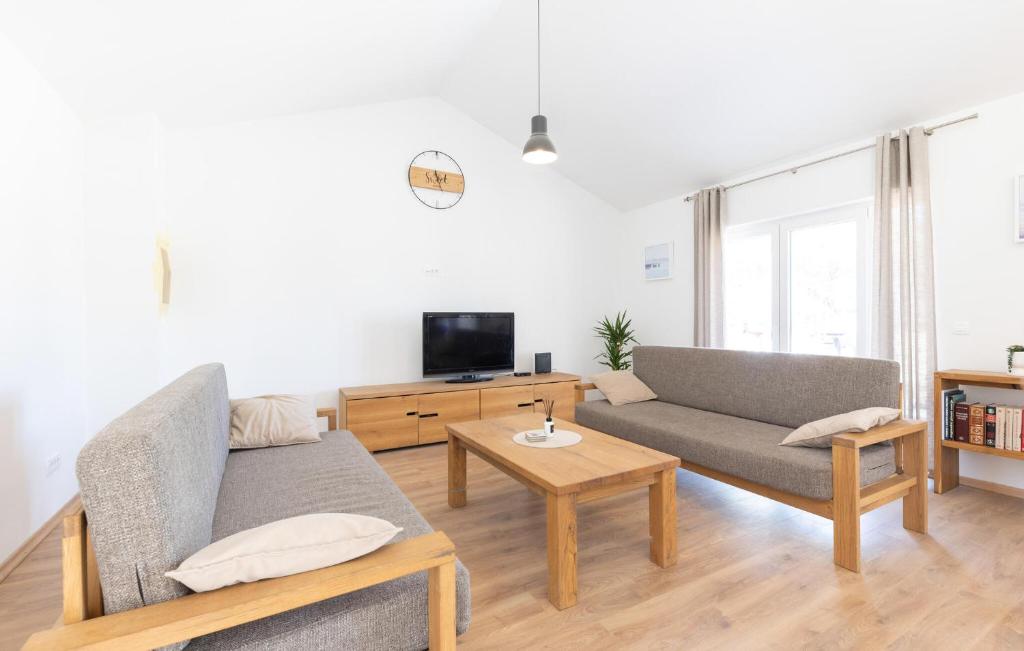 Awesome Home In Grubine - Four-Bedroom Holiday Home