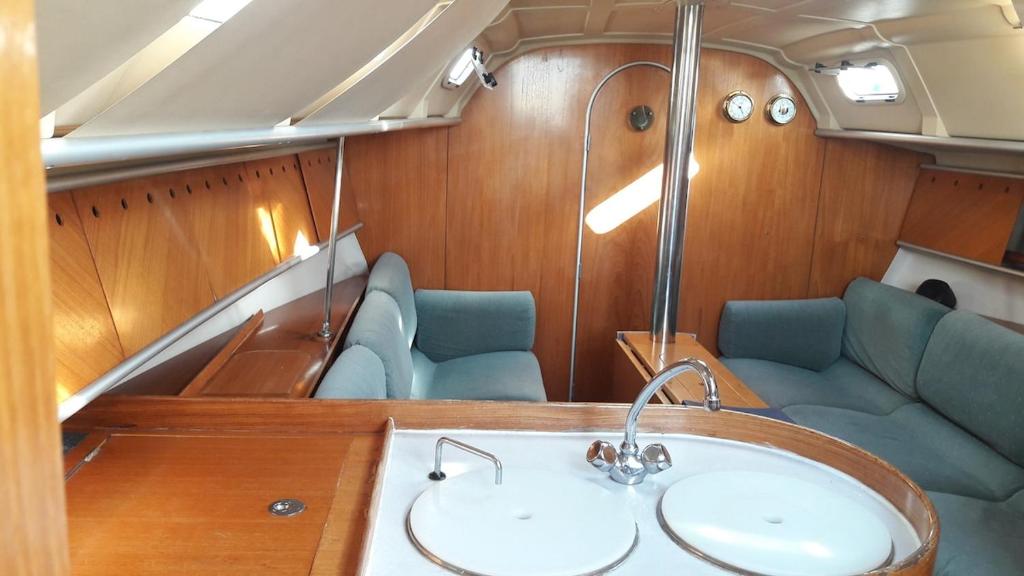 un bagno con due lavandini in una barca di Sailboat for sea ride or instructor class a Le Grau-du-Roi