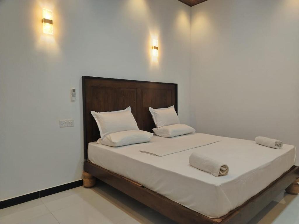 Postel nebo postele na pokoji v ubytování Dambulla Cashew Garden Villa