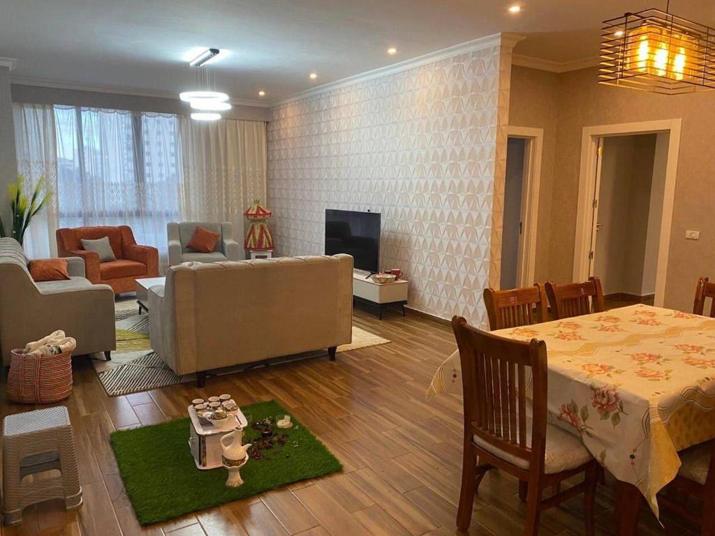 ein Wohnzimmer mit Couch und Tisch und ein Wohnzimmer in der Unterkunft Joy Apartment in Addis Abeba