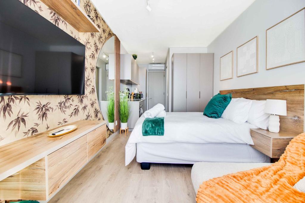 Postel nebo postele na pokoji v ubytování One Rosebank Luxury Escape