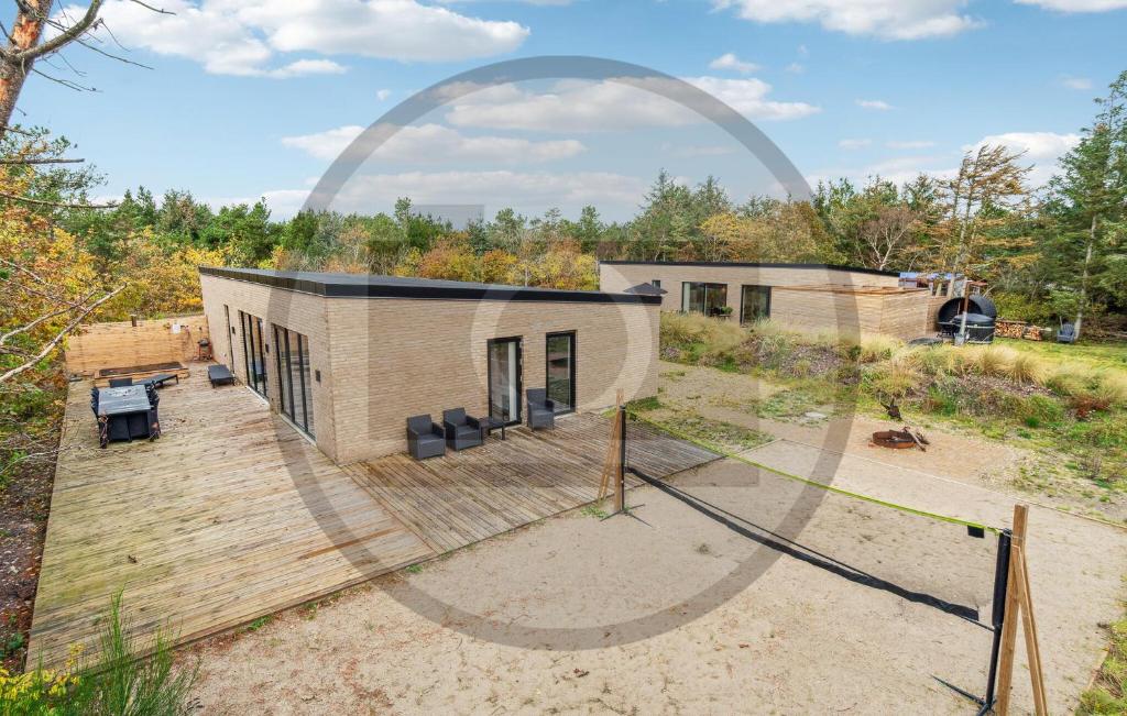 una pequeña casa en medio de un campo en 4 Bedroom Awesome Home In Thyholm, en Oddesund Syd