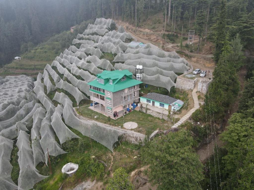 eine Luftansicht eines Gebäudes auf einem Berg in der Unterkunft CedarNest by Yoshikahomestays l Forest Boutique Stay l Kufri l Theog l SHlMLA in Theog