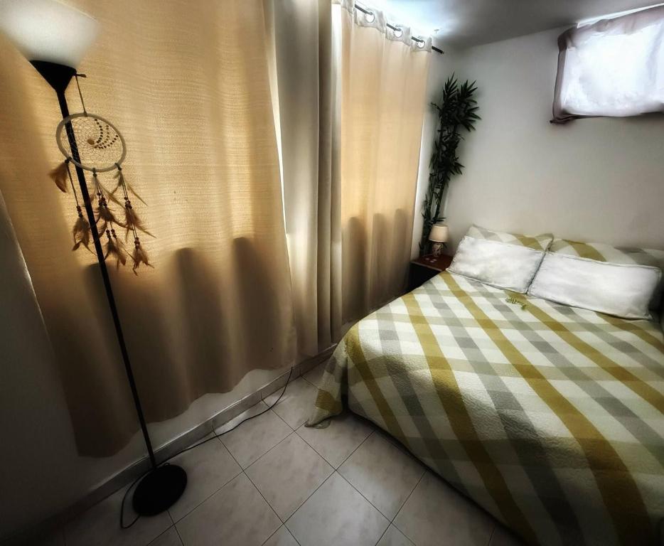 - une chambre avec un lit et une lampe de chevet dans l'établissement New room in Panama City, à Panama City