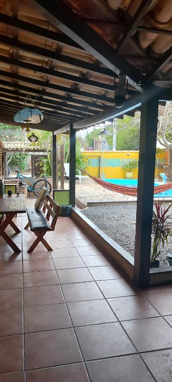 Un patio con un banco y un parque infantil. en Espacio chill hostel, en Búzios